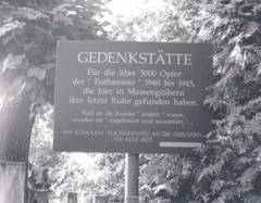 Schild am Eingang zum Friedhof